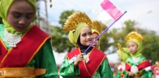Peserta pawai budaya yang diikuti siswa-siswi TK/RA yang ada di Tuban