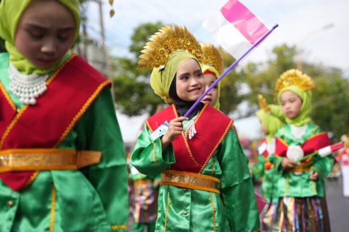 Peserta pawai budaya yang diikuti siswa-siswi TK/RA yang ada di Tuban