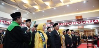 Sebanyak 50 anggota dewan resmi dilantik setelah mengucapkan sumpah janji yang dipimpin langsung oleh Ketua Pengadilan Negeri (PN) Tuban, Irwansyah Putra Sitorus di Ruang Rapat Paripurna Gedung DPRD Tuban