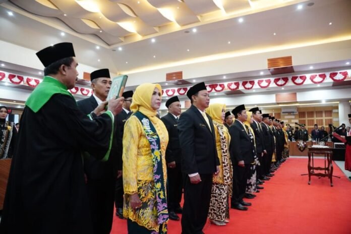 WhatsApp Image 2024-08-26 at 18.03.50_55052b37 Sebanyak 50 anggota dewan resmi dilantik setelah mengucapkan sumpah janji yang dipimpin langsung oleh Ketua Pengadilan Negeri (PN) Tuban, Irwansyah Putra Sitorus di Ruang Rapat Paripurna Gedung DPRD Tuban