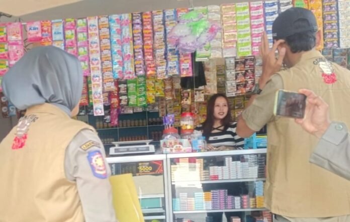 Petugas melakukan razia rokok tanpa cukai disejumah toko