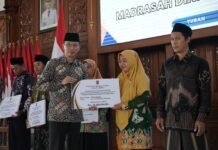 Pemkab Tuban Salurkan BOS Madin dan Insentif Guru