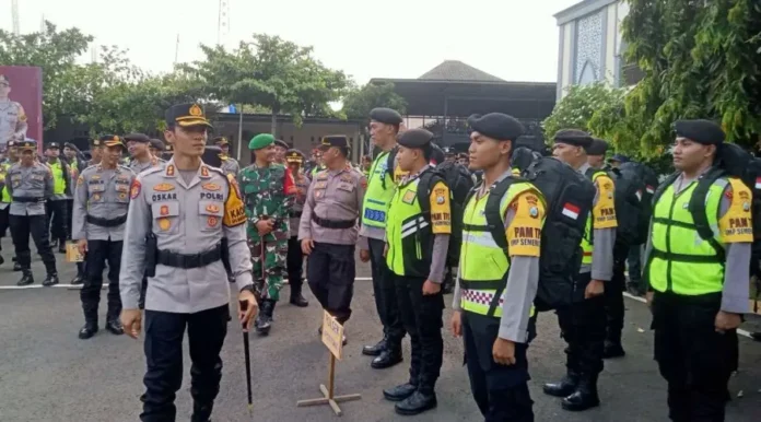 1-000-lebih-pasukan-tni-polri-bergeser-amankan-tps-pilkada-tuban--thumbnail-284