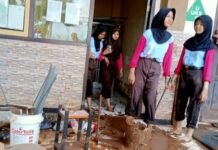Diliburkan. SMPN 1 Rengel Bersihkan Lumpur Dampak Banjir Bandang