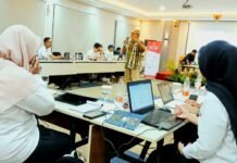 Narasumber, Tegus Budi Utomo memberikan materi terkait kaidah penulisan berita