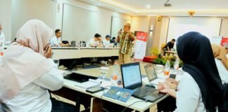 Narasumber, Tegus Budi Utomo memberikan materi terkait kaidah penulisan berita
