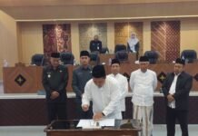 Momentum Hari Santri, Anggota Dewan rapat Paripurna Memakai Sarung, Tiga Raperda Disahkan
