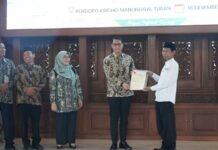 Bupati Tuban, Serahkan 975 Sertifikat Tanah Wakaf