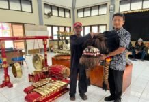Dukung Pelestarian dan Kesenian Asli Daerah, Disbudporapar Berikan Bantuan Peralatan Kesenian