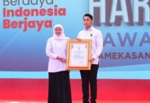 Perkuat Ekonomi Melalui Koperasi, Bupati Tuban Mendapatkan Penghargaan Jer Basuki Mawa Beya