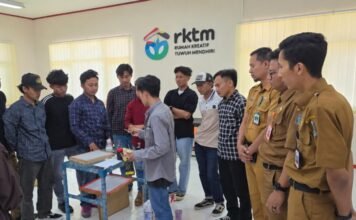 Bidik Peluang Usaha, Solusi Bangun Indonesia Berikan Pelatihan Sablon Warga Sekitar Pabrik